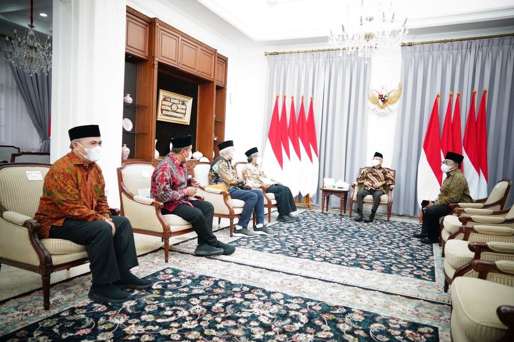 Wakil Presiden Ma'ruf Amin menerima Pimpinan Badan Pelaksana Harian (BPH) Dewan Syariah Nasional Majelis Ulama Indonesia (DSN MUI) di Kediaman Resmi Wapres, Jalan Diponegoro Nomor 2, Jakarta, Senin (12/09/2022).