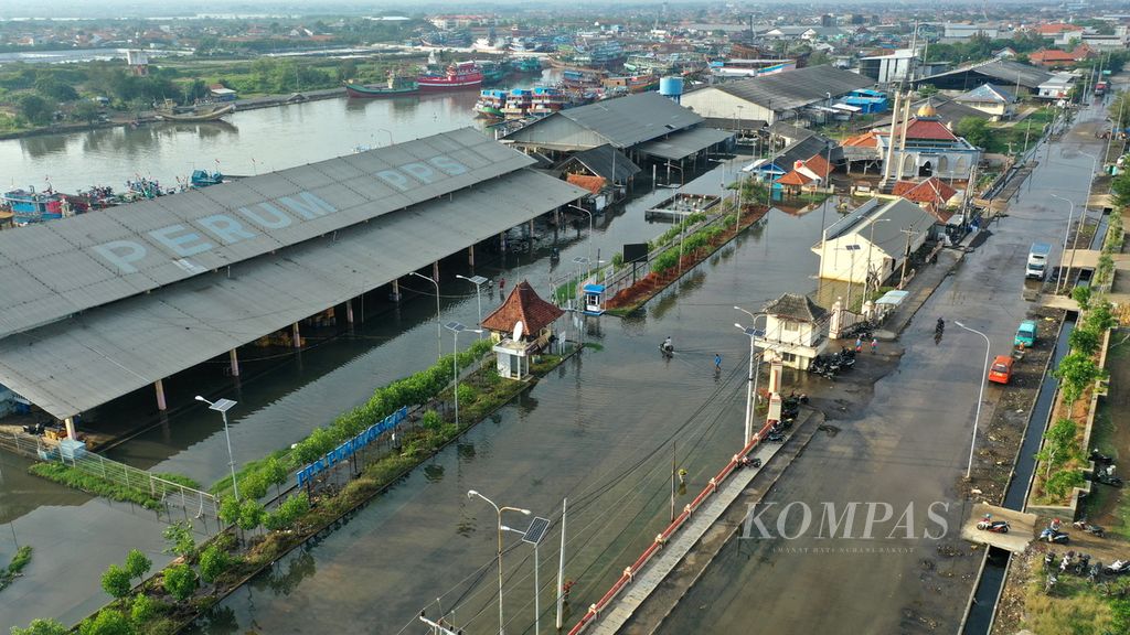 Foto udara Jalan WR Supratman yang terendam limpasan air laut di Pekalongan Utara, Kota Pekalongan, Jawa Tengah, Selasa (20/12/2022). 