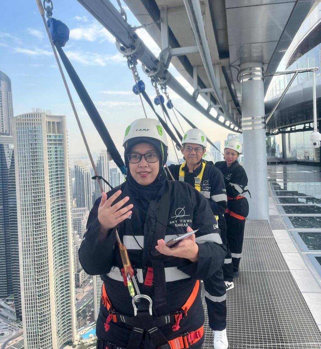 Rombongan jurnalis dari Indonesia saat mengkuti wisata Edge Walk, berjalan meniti sisi luar gedung pencakar langit Sky View di ketinggian 219,5 meter di kota Dubai, Uni Emirat Arab, Sabtu (23/3/2024). Wisata ini memberikan pengalaman mendebarkan sekaligus menantang bagi peserta.