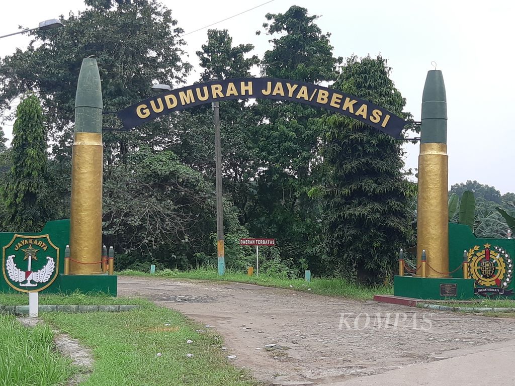 Kondisi daerah pintu gerbang Gudang Amunisi Daerah (Gudmurah) milik Kodam Jaya di Bekasi, Jawa Barat, Senin (1/4/2024). Di area ini terjadi ledakan gudang amunisi yang menyebabkan sejumlah rumah warga rusak.