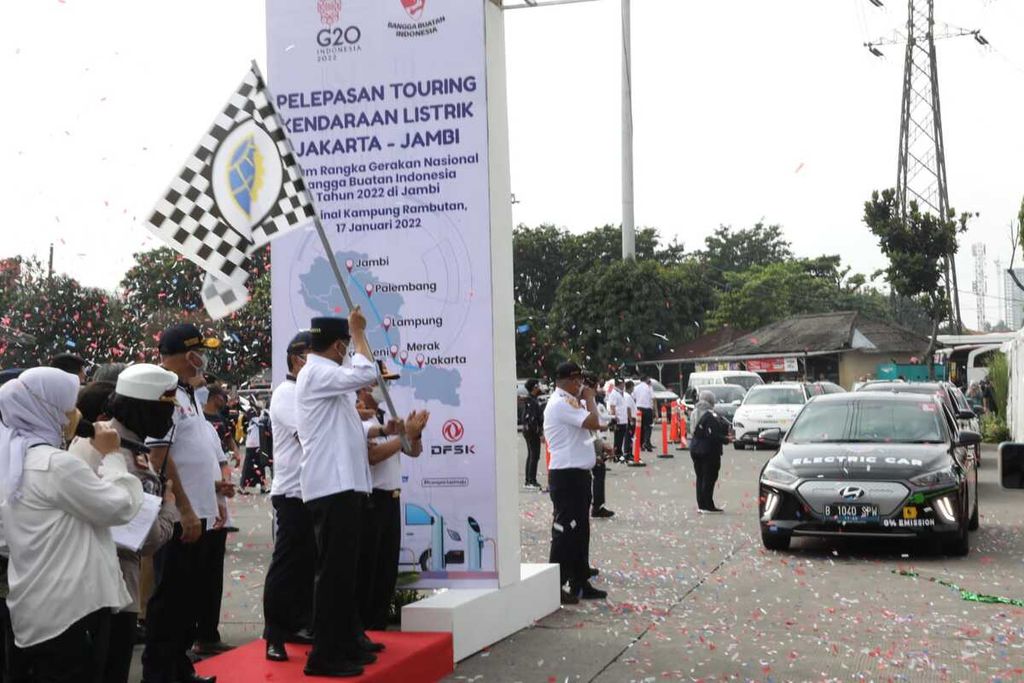 Menteri Perhubungan Budi Karya Sumadi (keempat dari kiri) melepas mobil listrik di Jakarta, Senin (17/1/2022), yang akan diuji dalam perjalanan dari Jakarta menuju Jambi. 