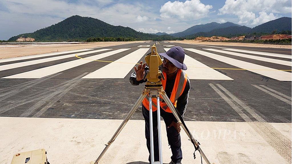 Pekerja menyelesaikan pembangunan Bandar Udara Letung di Pulau Letung, Kecamatan Jemaja Timur, Kabupaten Kepulauan Anambas, Provinsi Kepulauan Riau, Minggu (26/2). Bandara yang dibangun mulai Juli 2014 itu diharapkan bisa segera dioperasikan untuk mempermudah akses dari dan ke kabupaten yang memiliki 255 pulau itu.