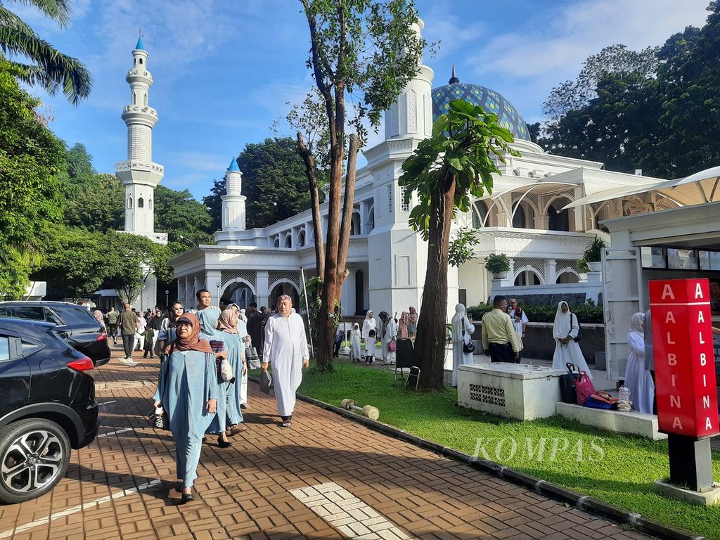 Jemaah seusai melaksanakan shalat Id di Masjid Al-Bina, Jakarta, Rabu (10/4/2024). Sebelum meninggalkan masjid, mereka menyempatkan diri untuk bersalam-salaman dan berswafoto.