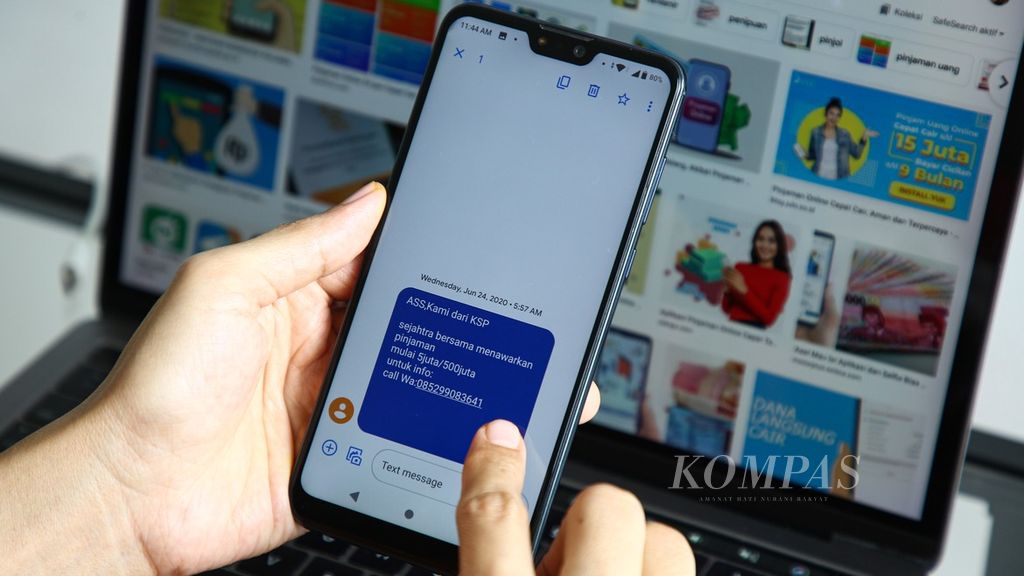 Warga memperlihatkan pesan yang menawarkan pinjaman online di Tangerang, Banten, Kamis (23/9/2021).