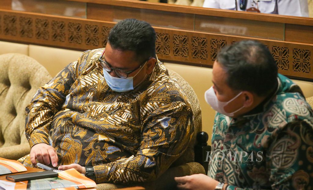Ketua Badan Pengawas Pemilu Rahmat Bagja (kiri) didampingi anggota Bawaslu, Puadi, mengikuti Rapat Kerja/Rapat Dengar Pendapat dengan Komisi II DPR di Kompleks Parlemen, Senayan, Jakarta, Rabu (13/4/2022). 