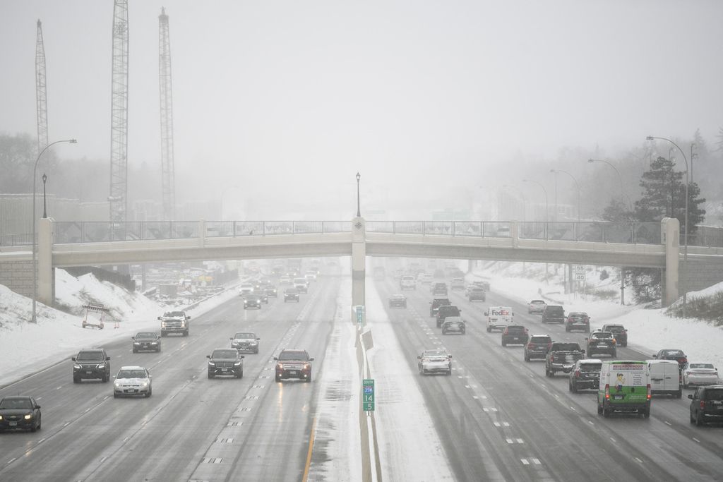 Lalu lintas mulai bergerak di jalan antarnegara bagian 35W saat badai salju di Minneapolis, Minnesota, Amerika Serikat, 22 Februari 2023.  