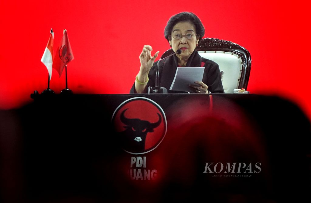 Ketua Umum Partai Demokrasi Indonesia Perjuangan Megawati Soekarnoputri saat menyampaikan pidatonya pada Pembukaan Rakernas V PDI-P di Beach City International Jakarta, Ancol, Jakarta, Jumat (24/5/2024). 