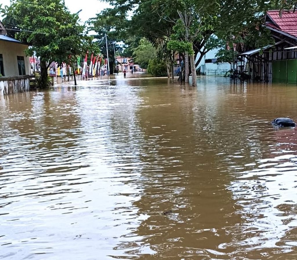 Banjir setinggi 20 cm hingga 180 cm melanda Kabupaten Kapuas Hulu, Kalimantan Barat, Sabtu (6/8/2022). 