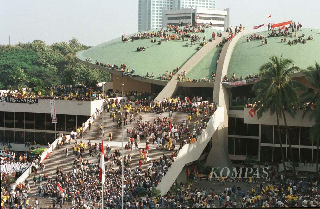 Mahasiswa se-Jakarta-Bogor-Tangerang-Bekasi (Jabotabek) mendatangi Gedung MPR/DPR, Mei 1998, menuntut reformasi dan mundurnya Presiden Soeharto.