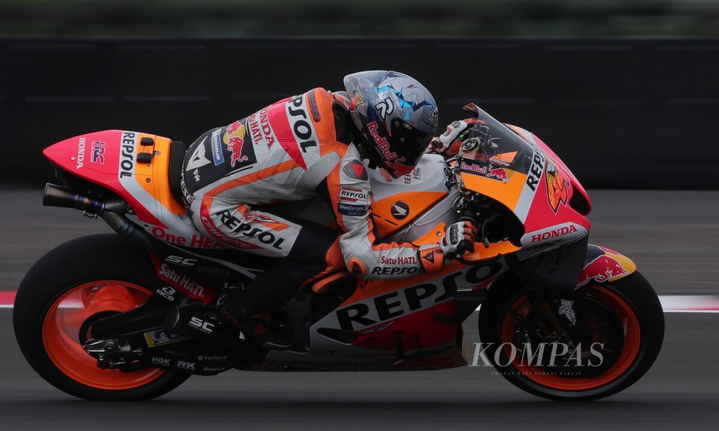 Pebalap Repsol Honda, Pol Espargaro, saat menjalani sesi latihan bebas kedua MotoGP Mandalika 2022 di Sirkuit Internasional Jalan Raya Pertamina Mandalika, Lombok Tengah, NTB, Jumat (18/3/2022). 