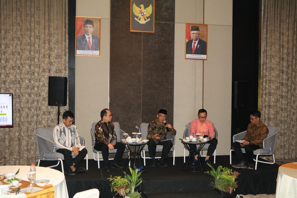 Minister of Coordinating Human Development and Culture Muhadjir Effendy (center) was the keynote speaker in a discussion entitled "City Leadership Towards 2045" hosted by Kompas Collaboration Forum-City Leaders Community #APEKSInergi, in Palembang City, South Sumatra, on Wednesday (7/6/2023).