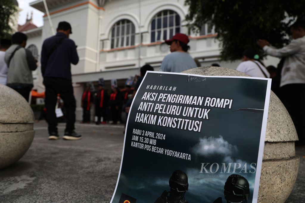Pengunjuk rasa yang tergabung dalam Gerakan Rakyat untuk Demokrasi dan Keadilan (Garda) menggelar aksi pengiriman rompi antipeluru untuk hakim Mahkamah Konstitusi di depan Kantor Pos Besar, Yogyakarta, Rabu (3/4/2023).