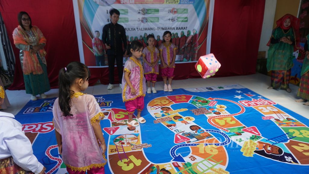 Holistic Integrative Early Childhood Education (PAUD-HI) students at Mulya in West Sumbawa Regency, West Nusa Tenggara, on Thursday (2/5/2024), played an interactive game of giant snakes and ladders. Several boxes in this game contained commands related to clean and healthy lifestyle patterns that must be practiced directly by the students.
