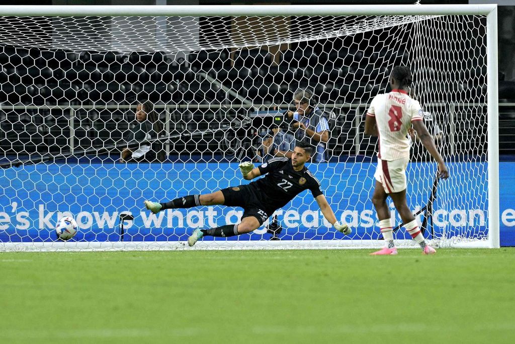 Pemain Kanada Ismael Kone berhasil menaklukkan kiper Venezuela Rafael Romo saat adu penalti pada laga perempat final Copa America 2024 antara Venezuela dan Kanada di Stadion AT&amp;T, Arlington, Texas, Sabtu (6/7/2024) WIB.