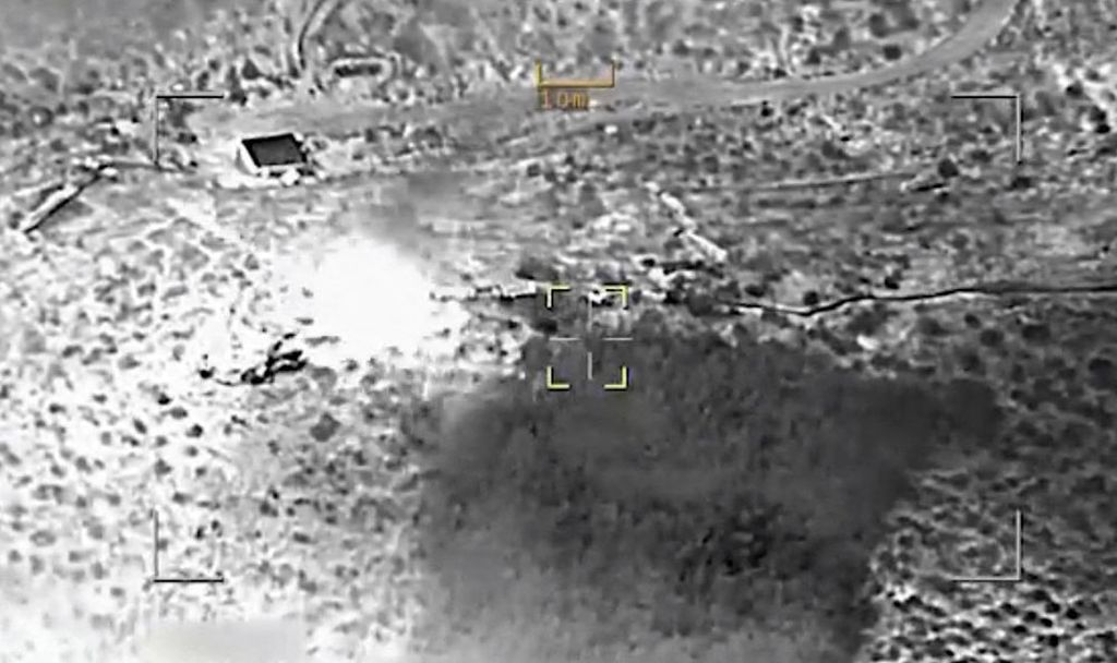 Potongan gambar dari video yang dirilis Kementerian Pertahanan Azerbaijan memperlihatkan ledakan di sebuah lokasi di pegunungan di wilayah Nagorno-Karabakh dalam operasi militer, Selasa (19/9/2023). 