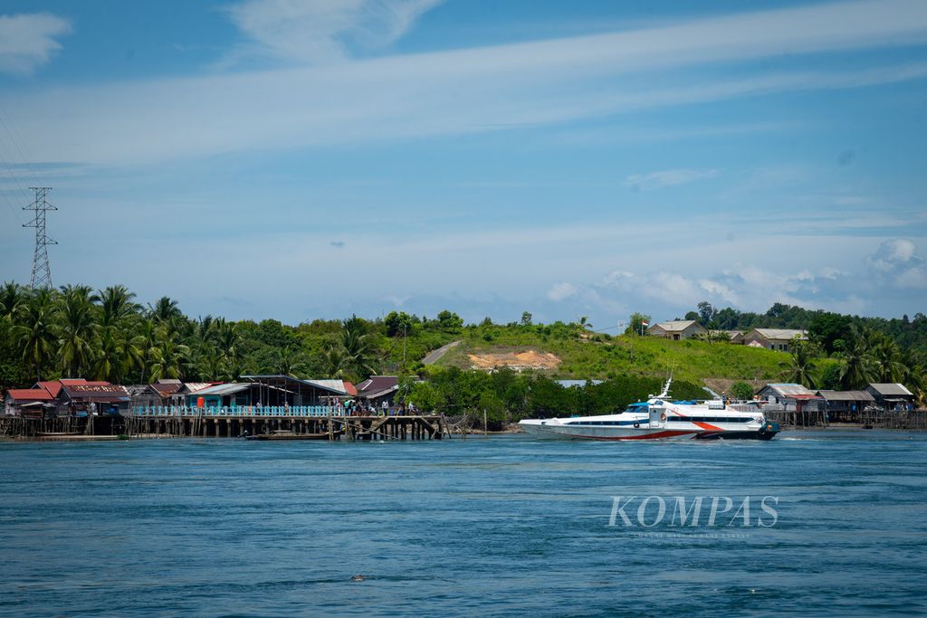 Suasana Desa Tajur Biru di Kabupaten Lingga, Kepulauan Riau, yang ramai disinggahi kapal penumpang dari Batam dan Tanjung Pinang, Minggu (17/7/2022). 