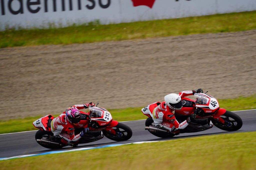 Pebalap tim Astra Honda Racing, Herjun Atna Firdaus (depan), bersaing dengan rekan setimnya, Muhammad Kiandra Ramadhipa, di kelas Asia Production 250 Asia Road Racing Championship. Mereka akan berebut posisi puncak klasemen dalam seri keempat ARRC di Sirkuit Mandalika, Nusa Tenggara Barat, 26-28 Juli 2024.