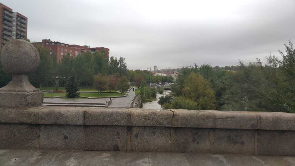Pemandangan Sungai Manzanares yang membelah kota Madrid pada Senin, 4 September 2023. Sungai ini menginspirasi nama <i>magareth</i> dari bahasa Arab yang artinya aliran sungai. Nama itu kemudian diadaptasi untuk nama kota Madrid. 