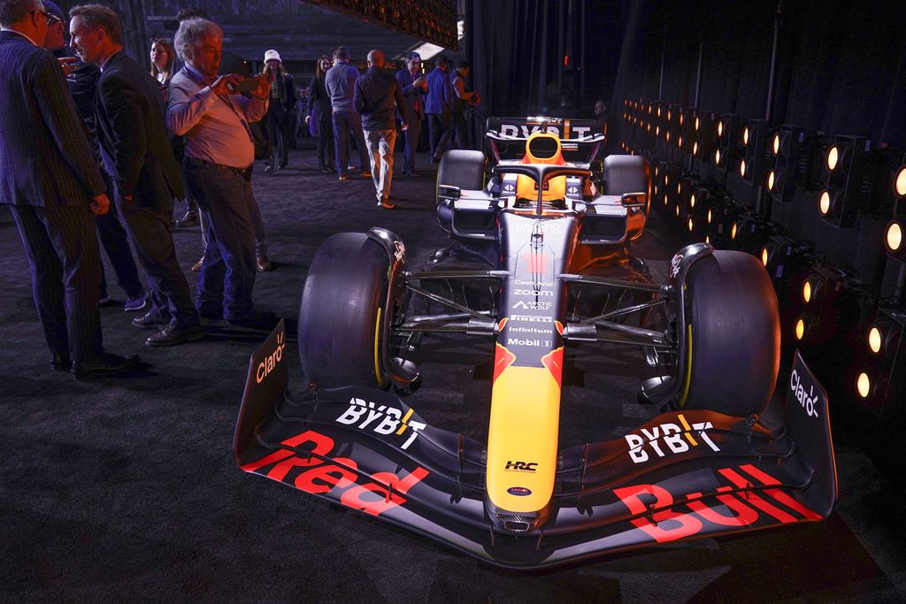 RB19 F1, mobil baru Red Bull untuk balapan Formula 1 musim 2023, diluncurkan pada Jumat (3/2/2023) di New York, Amerika Serikat. Mobil baru itu tampil dominan pada musim pembuka F1 2023 di Bahrain, dua pekan lalu. 