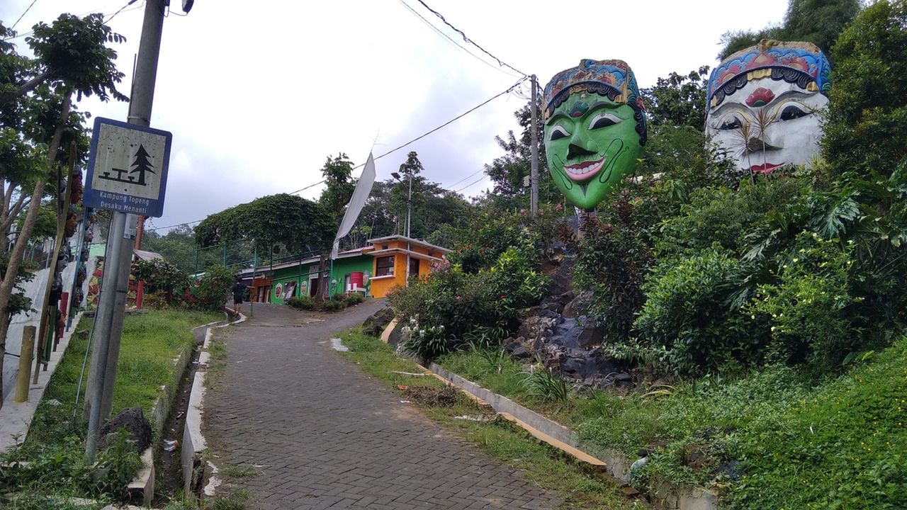 Menjemput Sejahtera di Kampung Topeng ”Desaku Menanti”