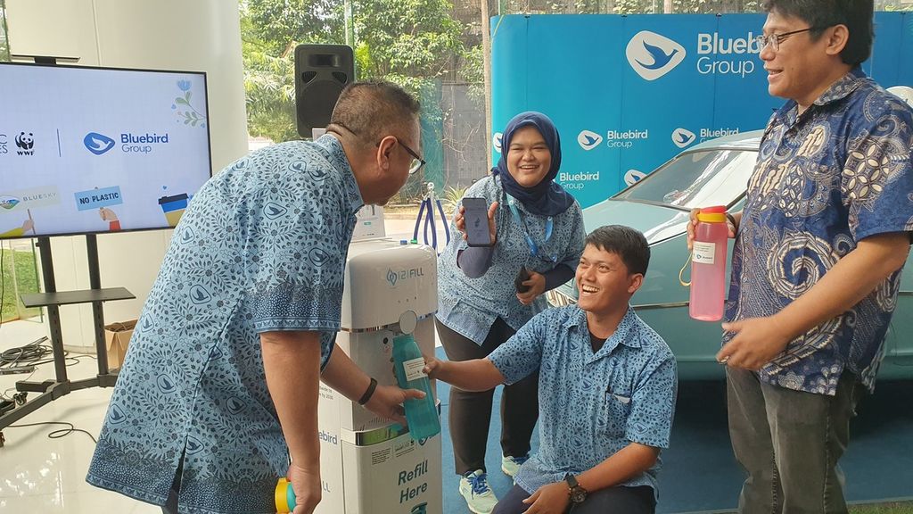 Kepala Pemasaran PT Blue Bird Mediko Azwar memberikan secara simbolis botol isi ulang kepada 1.500 pengemudi sebagai komitmen kolaborasi pengurangan sampah plastik dengan WWF Indonesia di Kantor PT Blue Bird, Jakarta Selatan, Rabu (15/8/2023).
