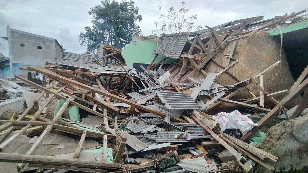 Kondisi salah satu rumah warga RT 002 RW 006 Desa Pakuon, Sukaresmi, Cianjur, Jawa Barat, Sabtu (26/11/2022), rusak parah.