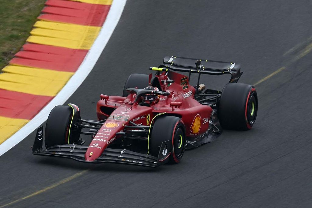 Pebalap Ferrari Carlos Sainz Jr saat babak kualifikasi Formula 1 seri Belgia di Sirkuit Spa-Francorchamps, Spa, Belgia, Sabtu (27/8/2022). Sainz  dan Sergio Perez (Red Bull) akan start dari baris terdepan saat balapan pada Minggu (28/8/2022). 