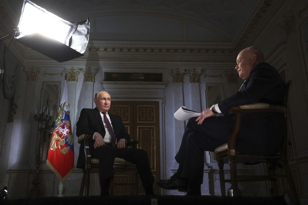 Presiden Rusia Vladimir Putin diwawancarai Direktur Jenderal Kelompok Media Rossiya Segodnya Dmitry Kiselev (kanan) di Moskwa, Selasa (12/3/2024). 