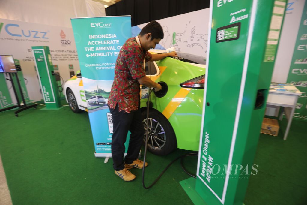 Peserta pameran mendemonstrasikan pengisian baterai mobil listrik dalam pameran Indonesia Electric Motor Show 2022 di Jakarta Convention Center (JCC), Jakarta, Rabu (28/9/2022). 