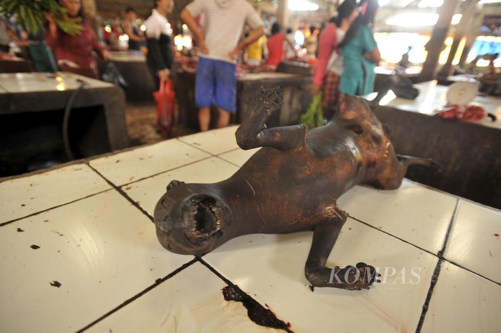 Anjing yang sudah dibakar untuk menghilangkan bulunya dijual di Pasar Beriman, Tomohon, Sulawesi Utara, Minggu (29/7/2012). Di pasar ini bisa ditemui penjual daging berbagai macam binatang liar ataupun binatang piaraan, seperti ular, kelelawar, anjing, dan kucing. 
