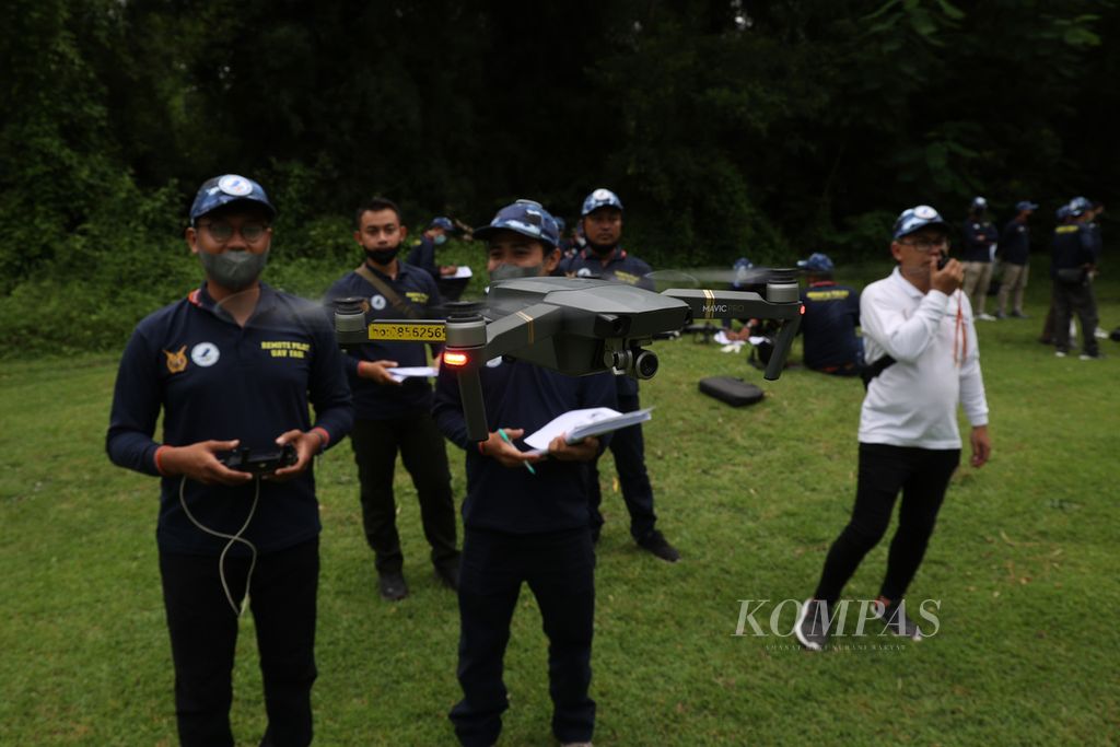 Peserta pelatihan sertifikasi pilot <i>drone </i>menerbangkan<i> drone </i>dalam sesi ujian praktik di kompleks Pangkalan Udara TNI Angkatan Udara Iswahjudi, Madiun, Jawa Timur, Sabtu (29/1/2022). 