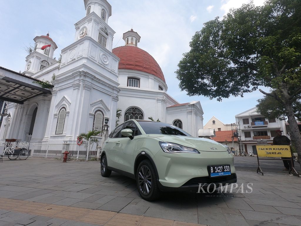 Mobil listrik Neta V singgah di Gereja Blenduk di Kota Lama Semarang, Jawa Tengah, Selasa (12/12/2023), dalam sesi uji kendara jarak jauh Jakarta-Semarang.