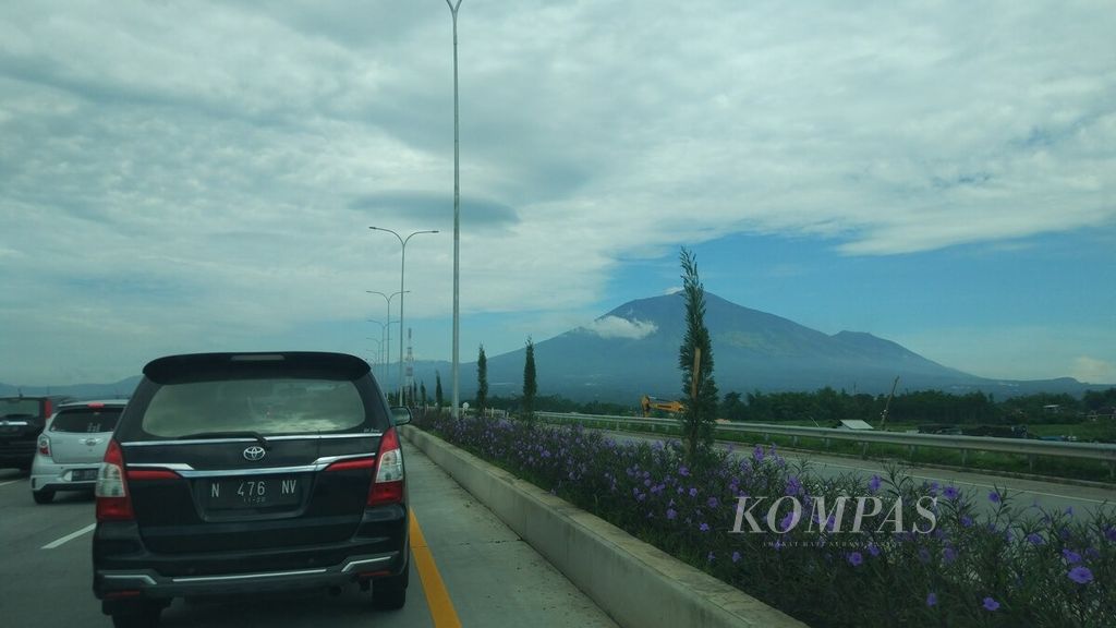 Suasana pintu keluar Tol Pandaan-Malang Seksi III di Singosari, Kabupaten Malang, Jawa Timur, 28 Desember 2019, dengan latar belakang Gunung Arjuno di kejauhan.