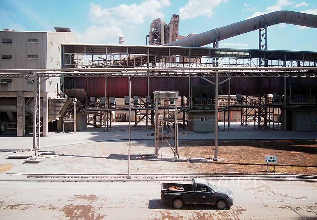 Suasana di lingkungan pabrik PT Semen Tonasa, Kamis (2/10/2014). Saat ini dari kapasitas empat pabrik sebanyak 5,98 juta ton bisa dioptimalkan menjadi 6,7 juta ton per tahun. Pada 2015 produksi ditargetkan mencapai 7 juta ton.