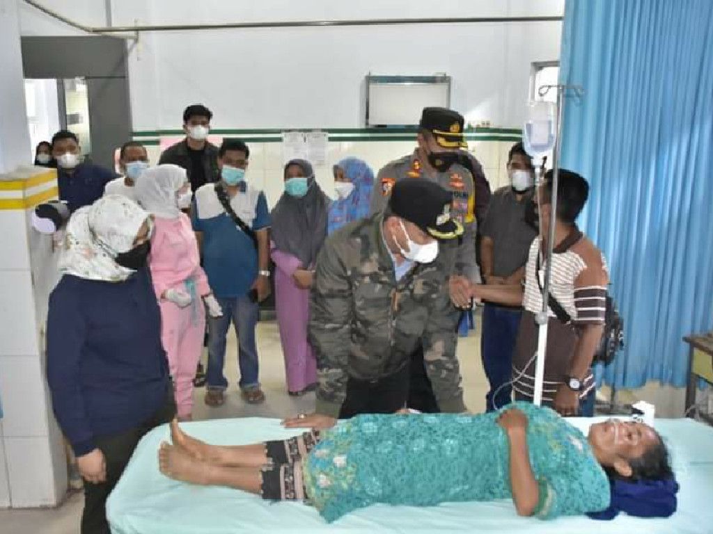 Korban kebocoran gas di PLTP Sorik Marapi, Kabupaten Mandailing Natal, Sumatera Utara, yang dirawat di RSUD Panyabungan, dikunjungi pejabat daerah setempat. Minggu (24/4/2022).