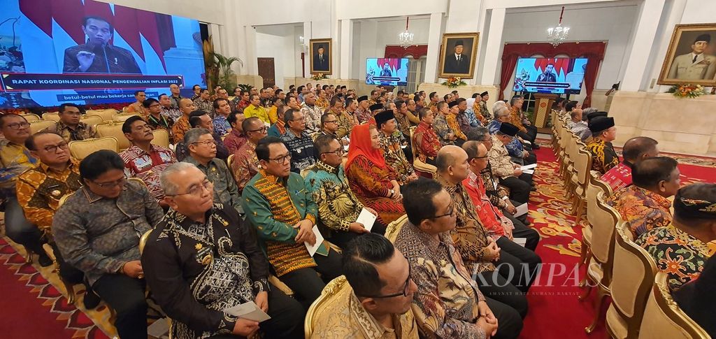 Para kepala daerah memperhatikan arahan Presiden Joko Widodo dalam Rapat Koordinasi Nasional Pengendalian Inflasi di Istana Negara, Jakarta, Kamis (31/8/2023).
