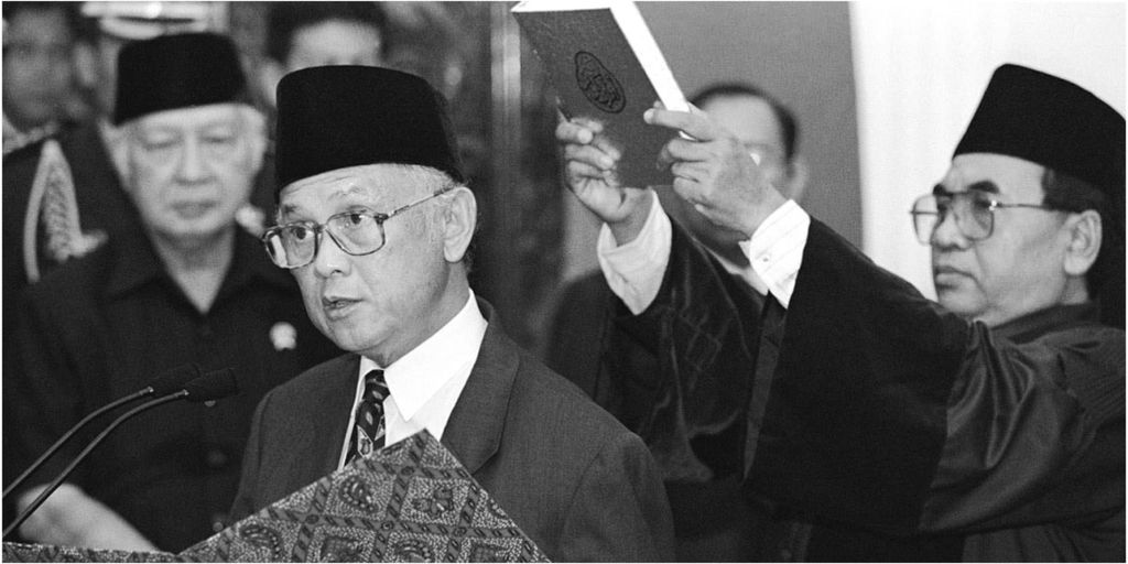 BJ Habibie, mengucapkan sumpah sebagai Presiden RI yang baru di Jakarta, Kamis (21/5/1998), disaksikan presiden sebelumnya, Soeharto.