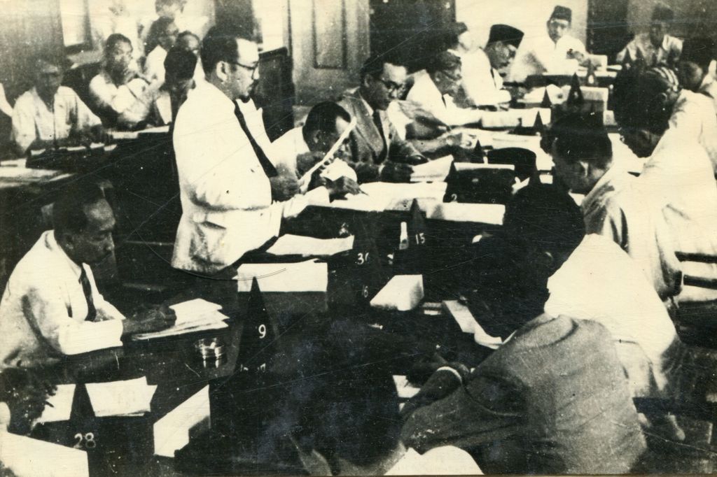 Rapat PPKI pada tanggal 18 Agustus 1945.