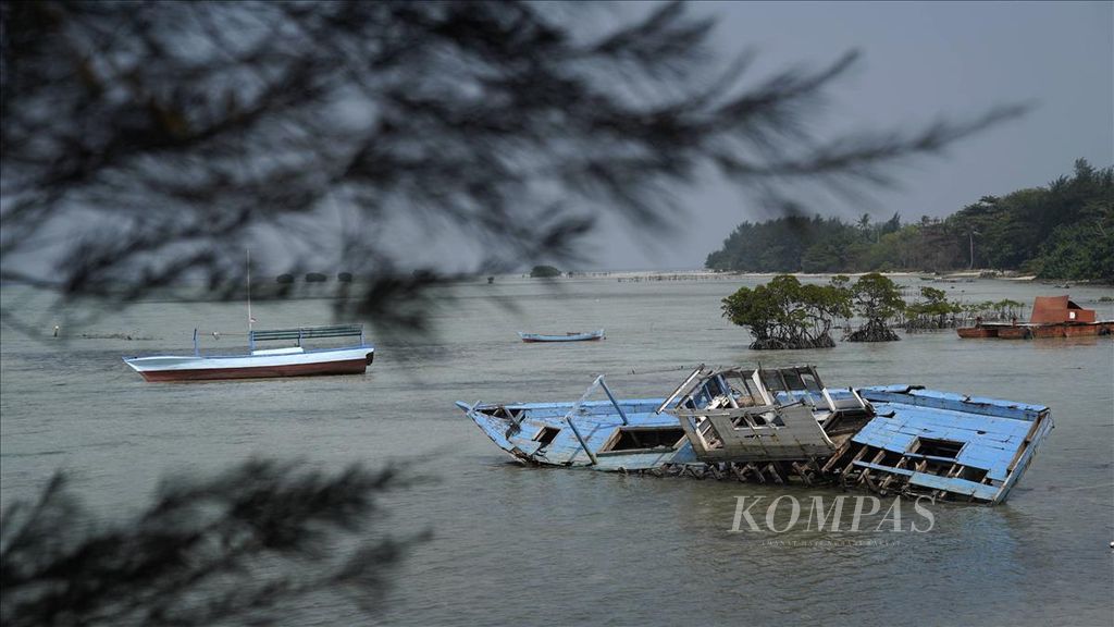 Perahu nelayan yang sudah rusak diterjang ombak di Pulau Pari, Kabupaten Kepulauan Seribu, DKI Jakarta, Minggu (4/8/2019).
