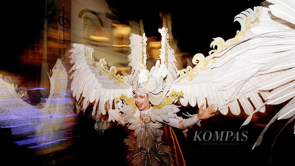 Peserta dengan memakai beragam tema kostum memeriahkan Semarang Night Carnival di kawasan Kota Lama, Kota Semarang, Jawa Tengah, Sabtu (6/5). Acara tersebut merupakan rangkaian HUT ke-470 Kota Semarang serta menjadi agenda tahunan pariwisata dan budaya.