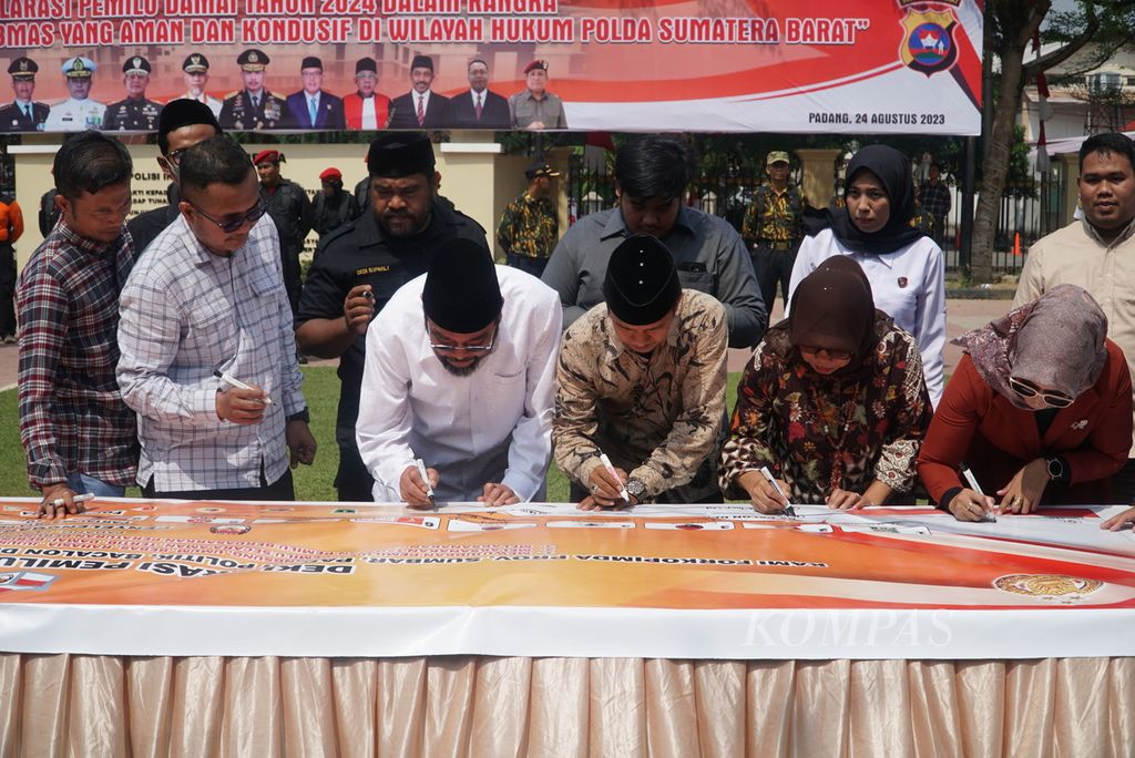 Calon anggota DPD dari Sumatera Barat menandatangani deklarasi Pemilu Damai 2024 di halaman Polda Sumbar, Kota Padang, Kamis (24/8/2023).