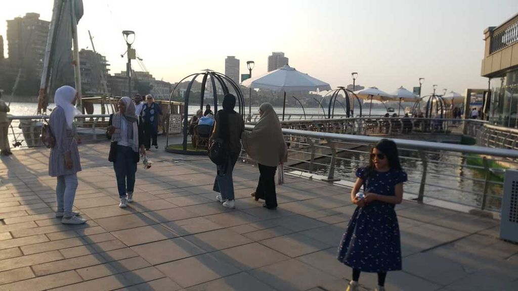 Warga Mesir berjalan-jalan di area pedestrian modern, Mamsha Ahl Misr, di sepanjang tepi Sungai Nil di Kairo, Mesir, 22 Juni 2023.