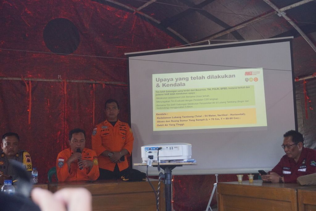 Tim SAR gabungan melmaparkan proses evakuasi delapan petambang emas di Desa Pancurendang, Ajibarang, Banyumas, Jawa Tengah, Kamis (27/7/2023). 