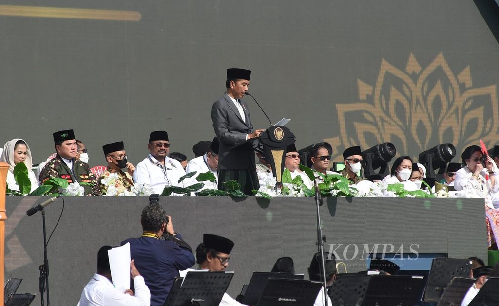 Presiden Joko Widodo memberikan kata sambutan saat puncak resepsi Satu Abad Nahdlatul Ulama di Stadion Gelora Delta, Sidoarjo, Selasa (7/2/2022). 