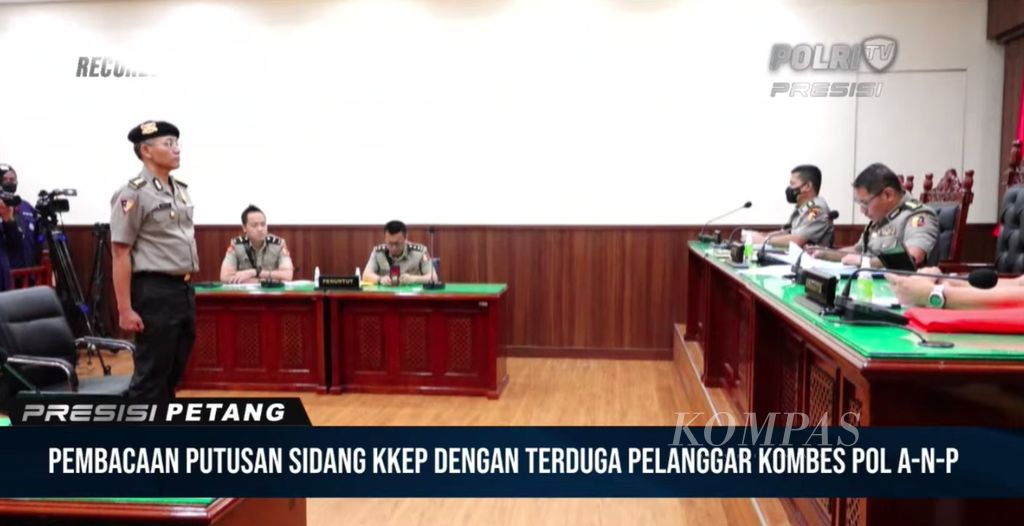 Tangkapan layar Komisaris Besar Agus Nurpatria mendengarkan putusan yang dijatuhkan majelis hakim dalam sidang komisi etik pada Rabu (7/9/2022) sore.