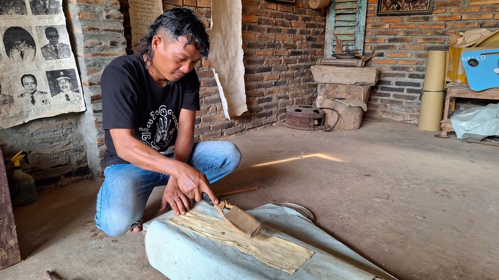 Kardono (41) menunjukkan proses pembuatan daluang atau kertas tradisional di Desa Mekarjaya, Indramayu, Jawa Barat, Selasa (14/5/2024).