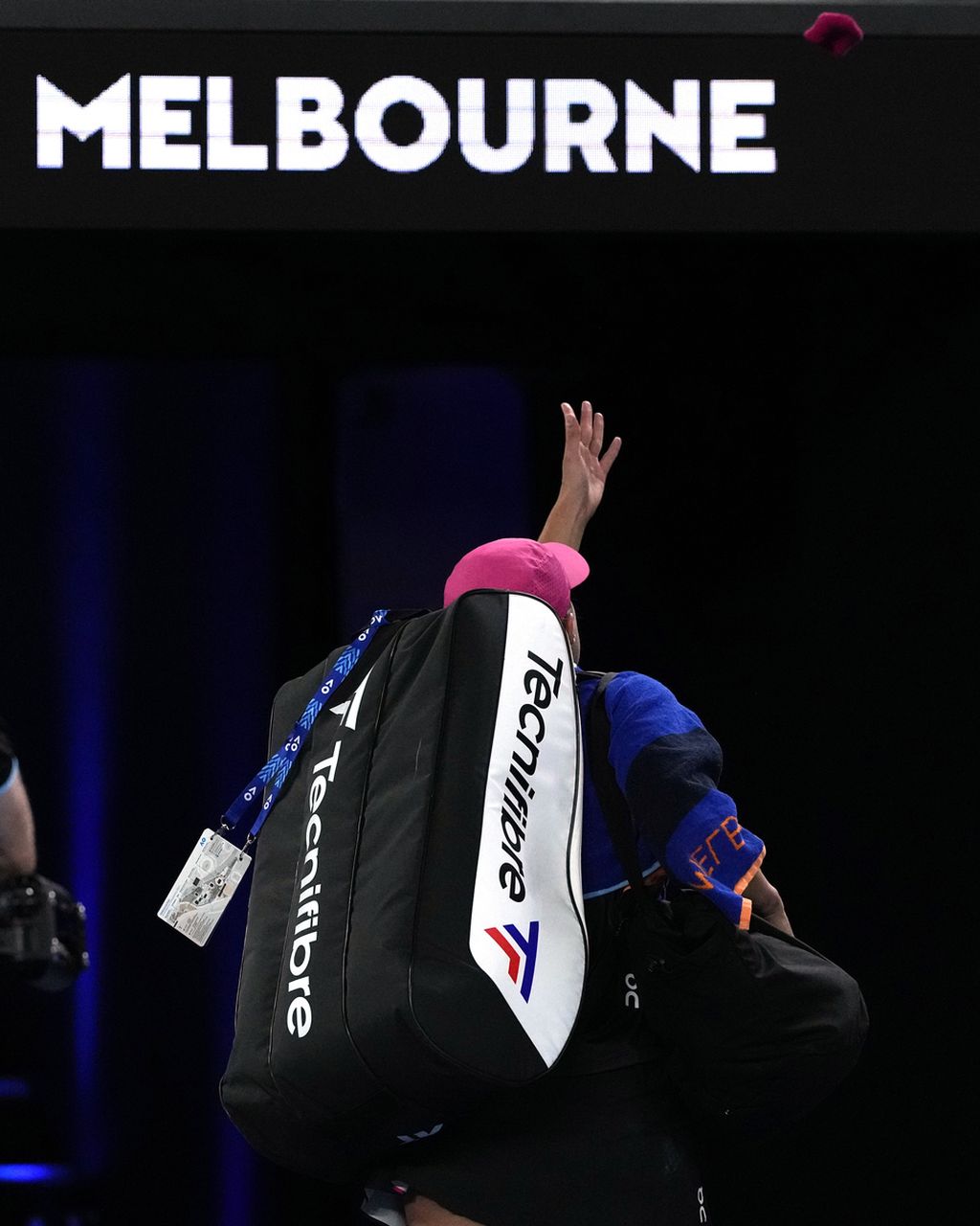 Petenia Polandia, Iga Swiatek, meninggalkan lapangan Rod Laver Arena setelah dikalahkan Linda Noskova (Ceko) pada babak ketiga tunggal putri Australia Terbuka 2024 di Melbourne Park, Melbourne, Australia, Sabtu (20/1/2024). 