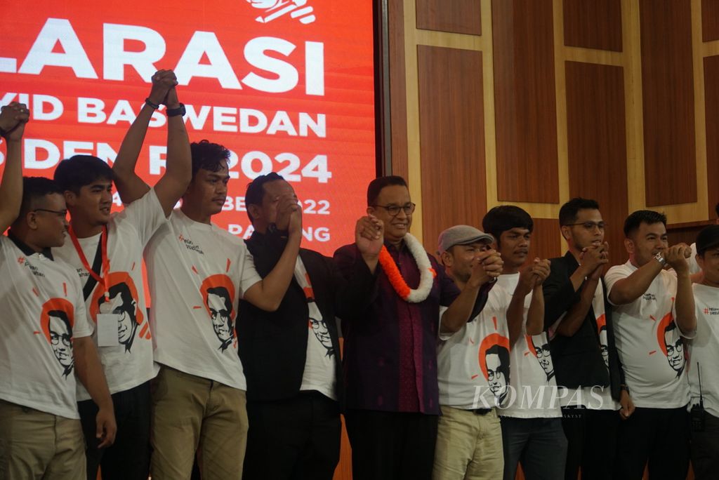  Anies Baswedan (tengah) saat  deklarasi Relawan Perubahan di Kota Padang, Sumatera Barat, Minggu (4/12/2022). 