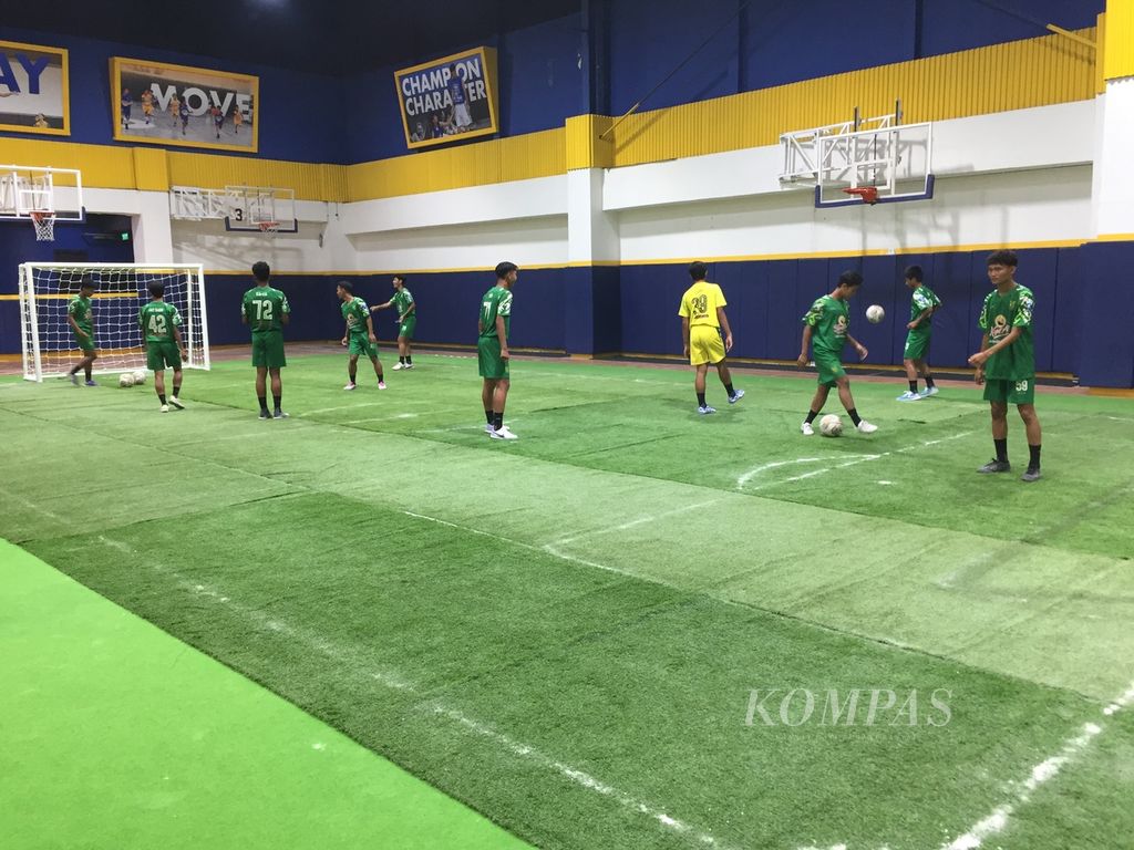 Tim sepak bola Persebaya Surabaya U-16 berlatih di DBL Academy, Surabaya, Jawa Timur, Rabu (6/9/2023). 