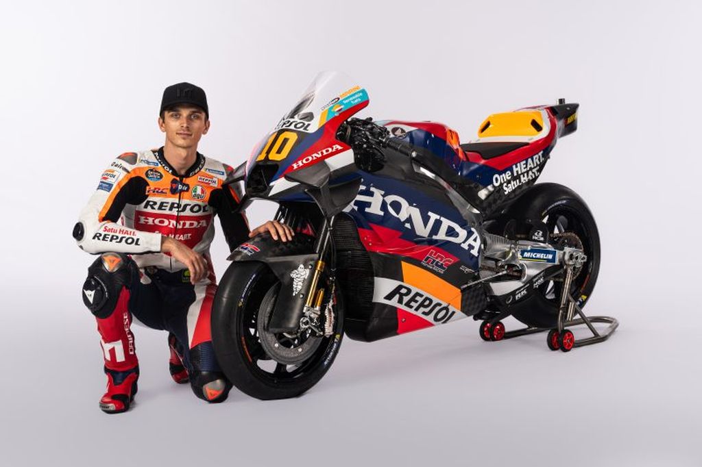 Luca Marini menjadi salah satu tumpuan Honda dalam pengembangan motor RC213V setelah Marc Marquez meninggalkan tim pabrikan Repsol Honda. Tim tersukses di MotoGP itu meluncurkan <i>livery </i>baru untuk musim 2024 di Madrid, Spanyol, Selasa (13/2/2024).